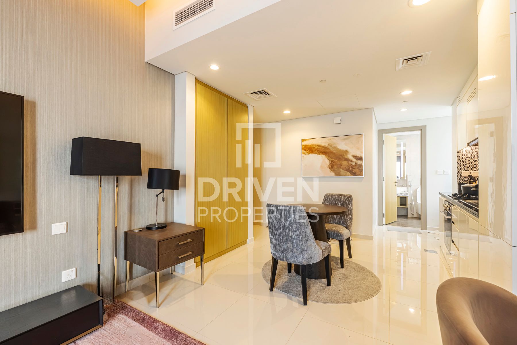 High Floor Vacant Apartment Prime Location