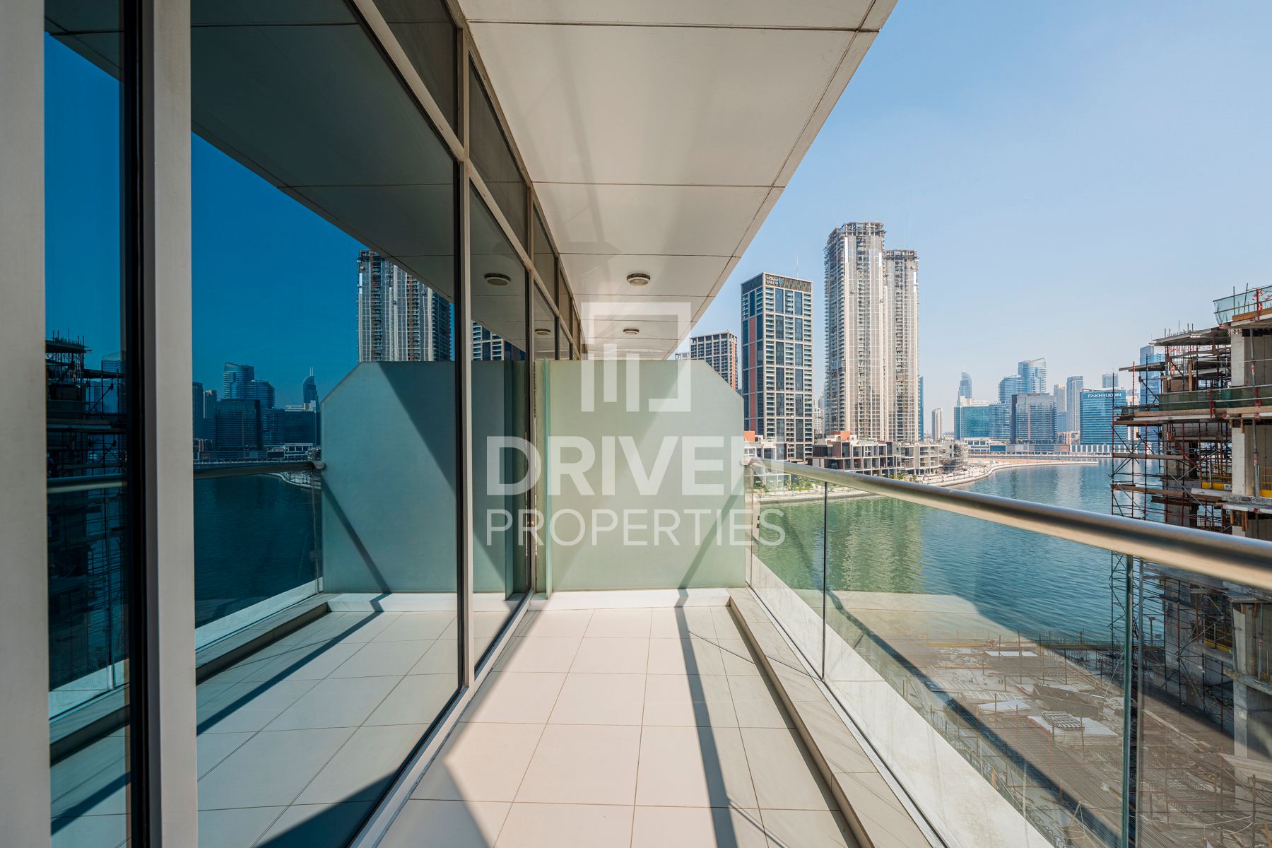 Bright and Modern Unit Great Layout Mid Floor