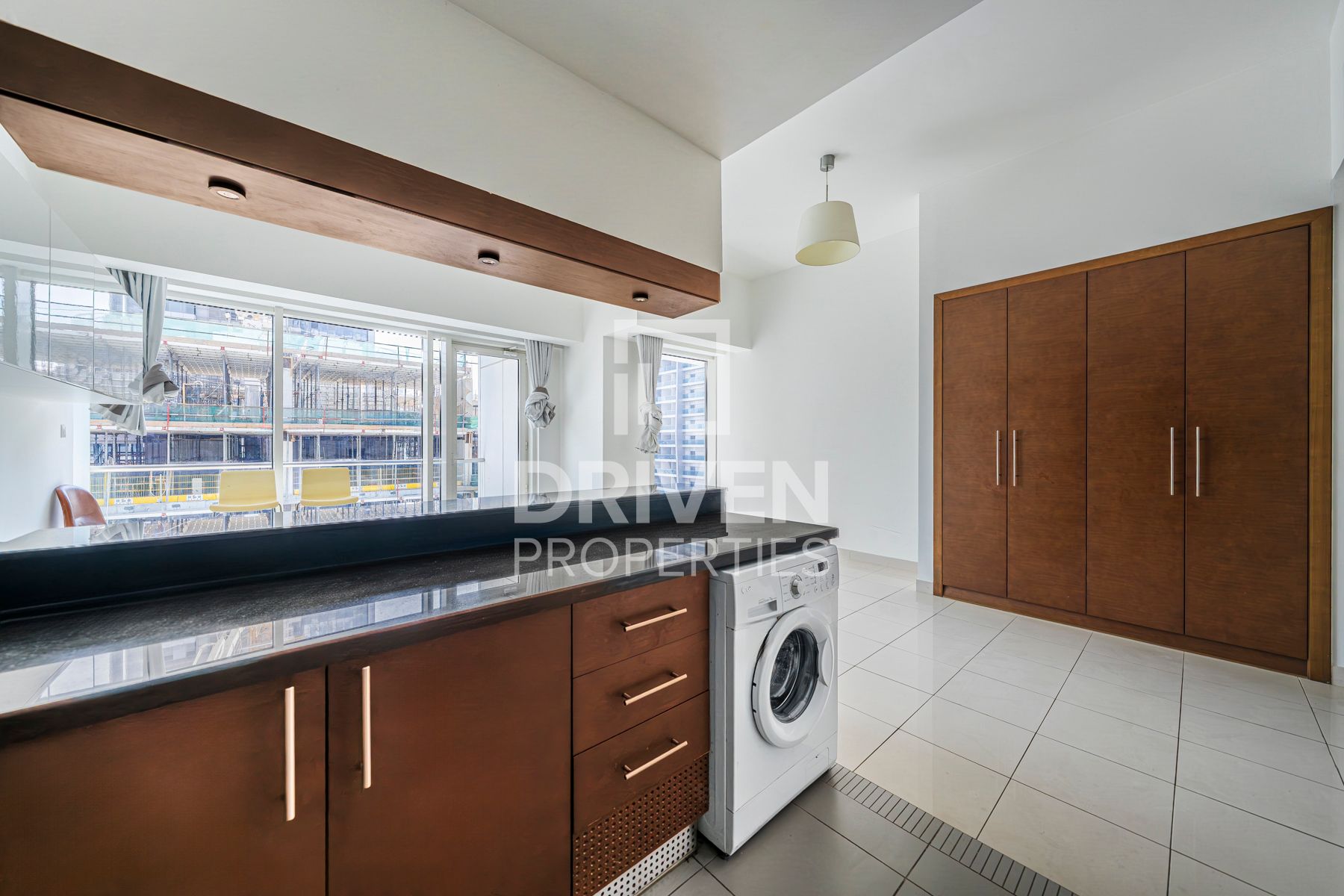 Bright and Modern Unit Great Layout Mid Floor