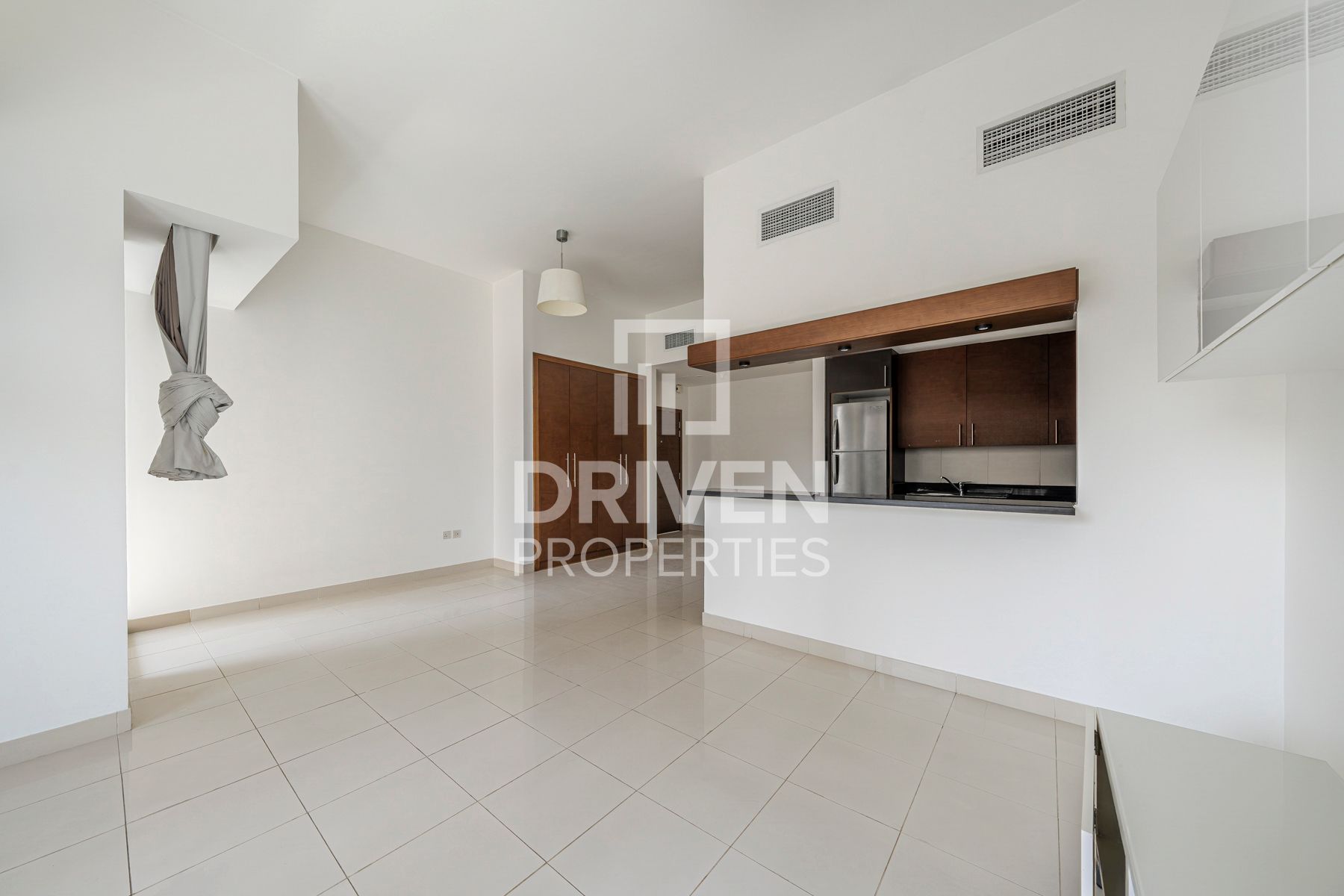 Bright and Modern Unit Great Layout Mid Floor