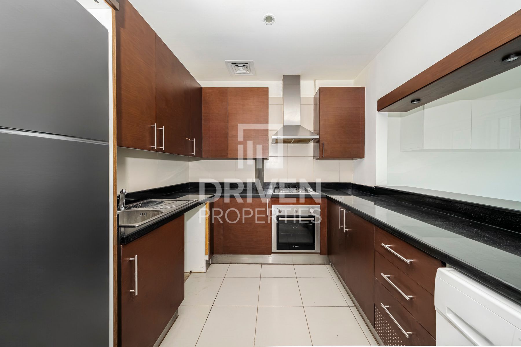 Bright and Modern Unit Great Layout Mid Floor