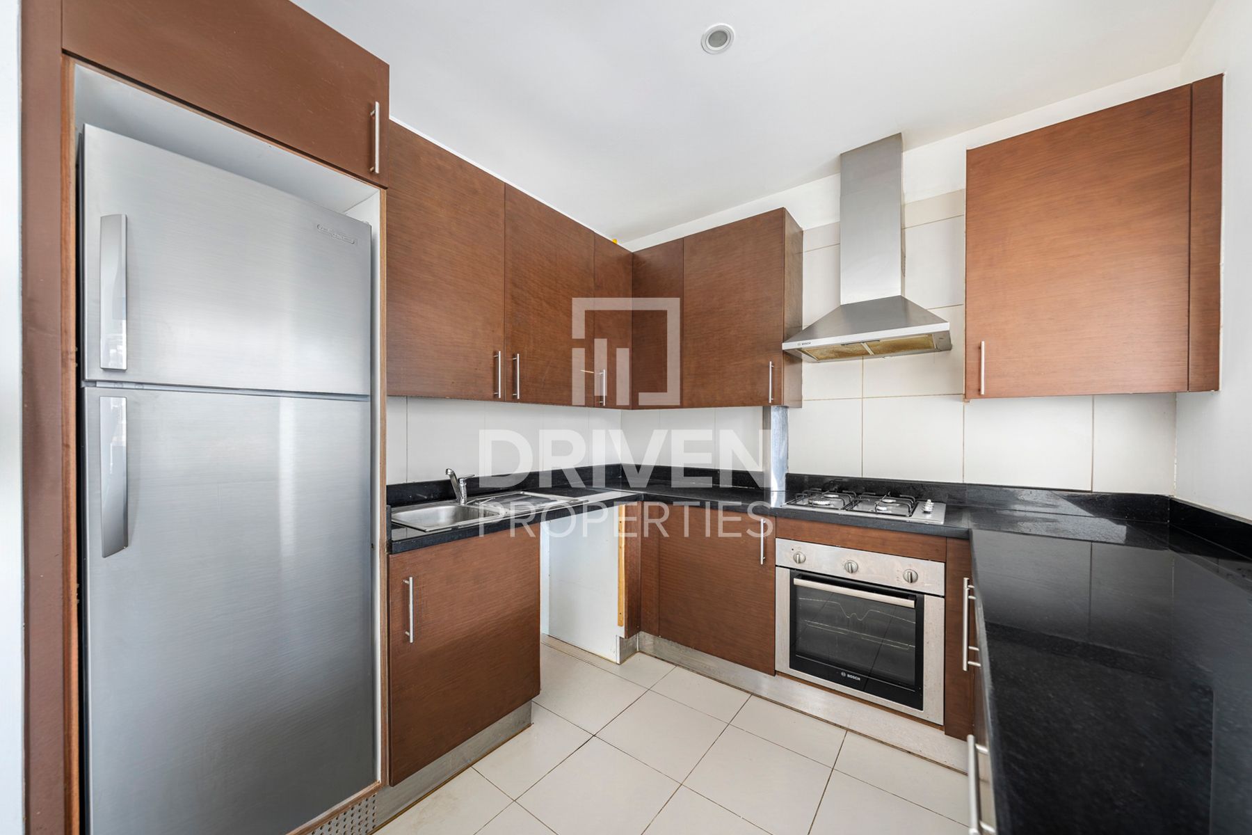 Bright and Modern Unit Great Layout Mid Floor