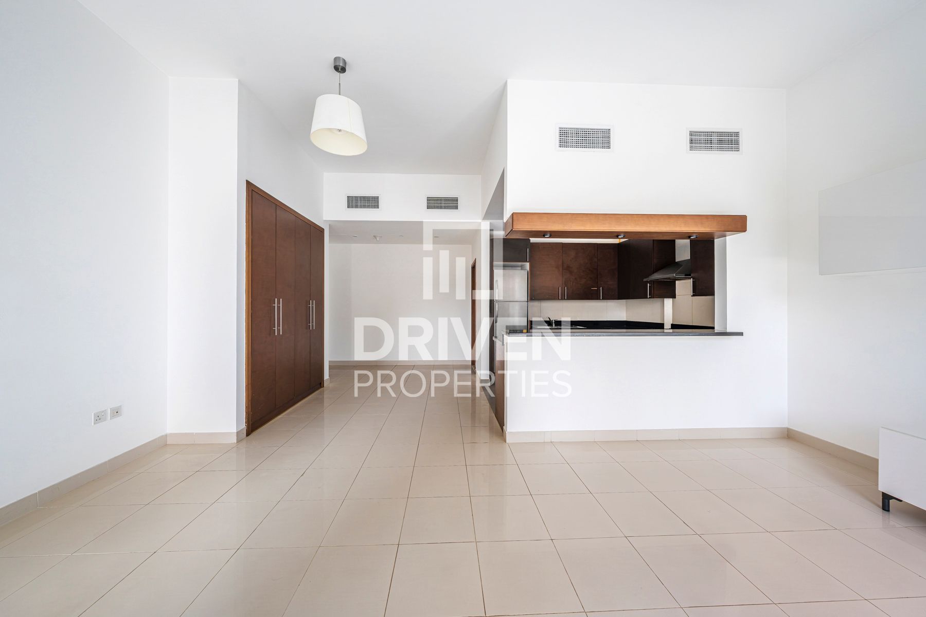 Bright and Modern Unit Great Layout Mid Floor