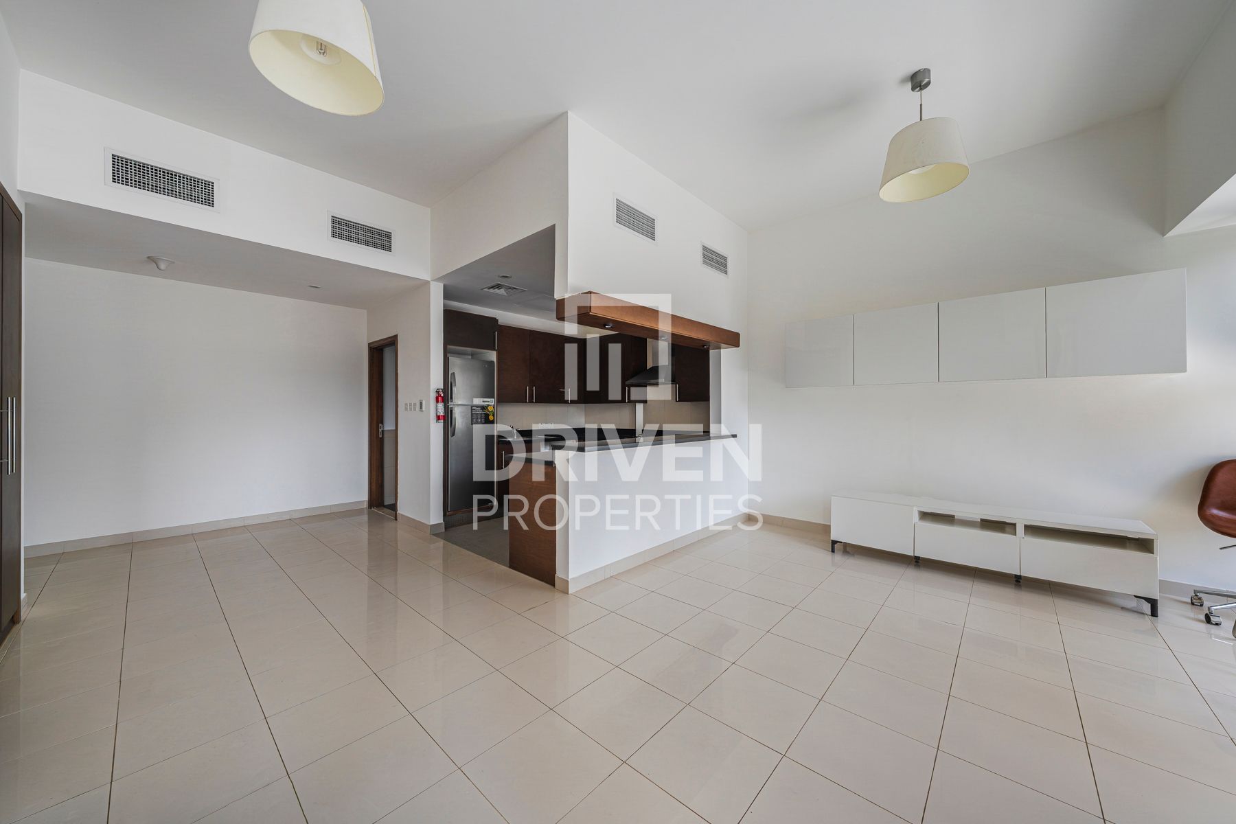 Bright and Modern Unit Great Layout Mid Floor