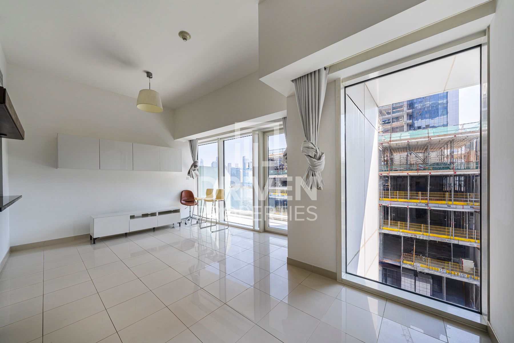 Bright and Modern Unit Great Layout Mid Floor