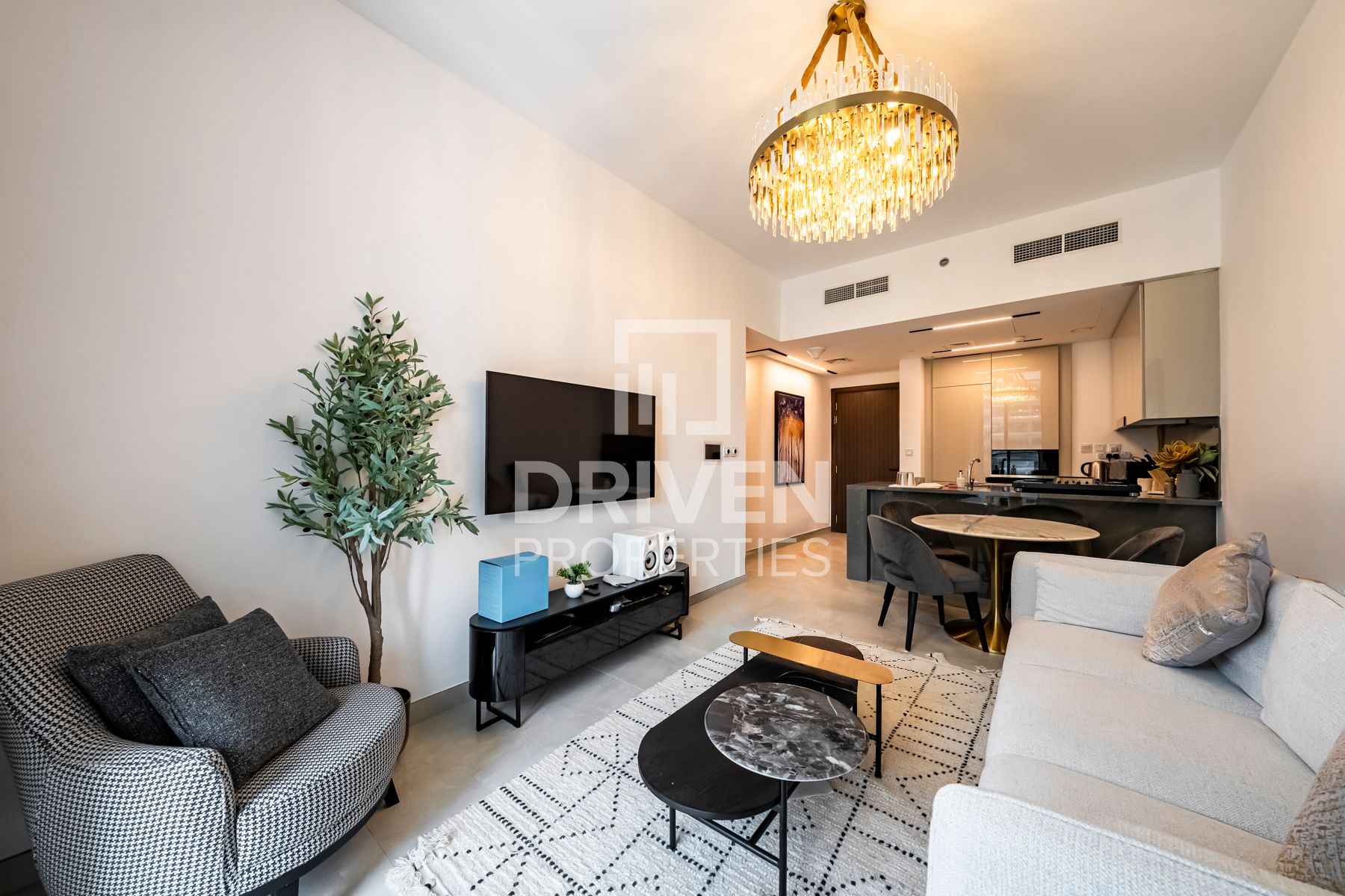 Amazing Pool View Brand New Chiller Free