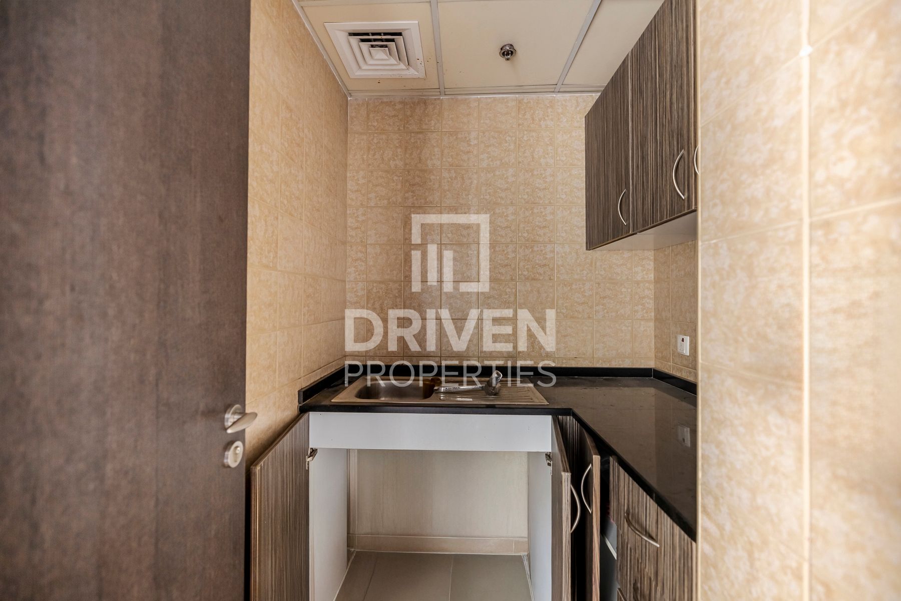 Fully Fitted Office Close to Metro Vacant