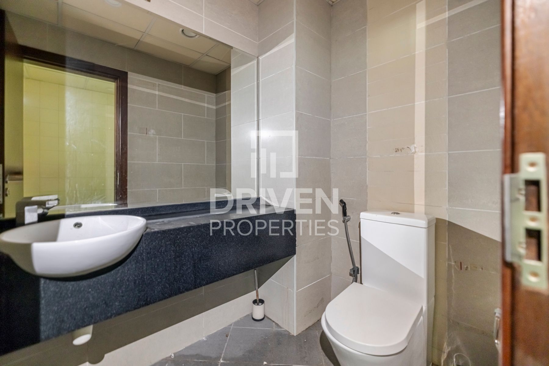 Fully Fitted Close to Metro Ready to move in