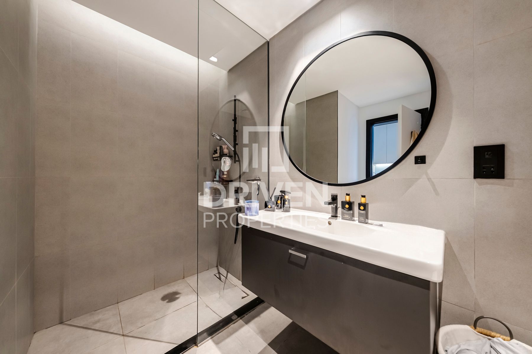 Ready to Move in Unique Layout Modern Unit