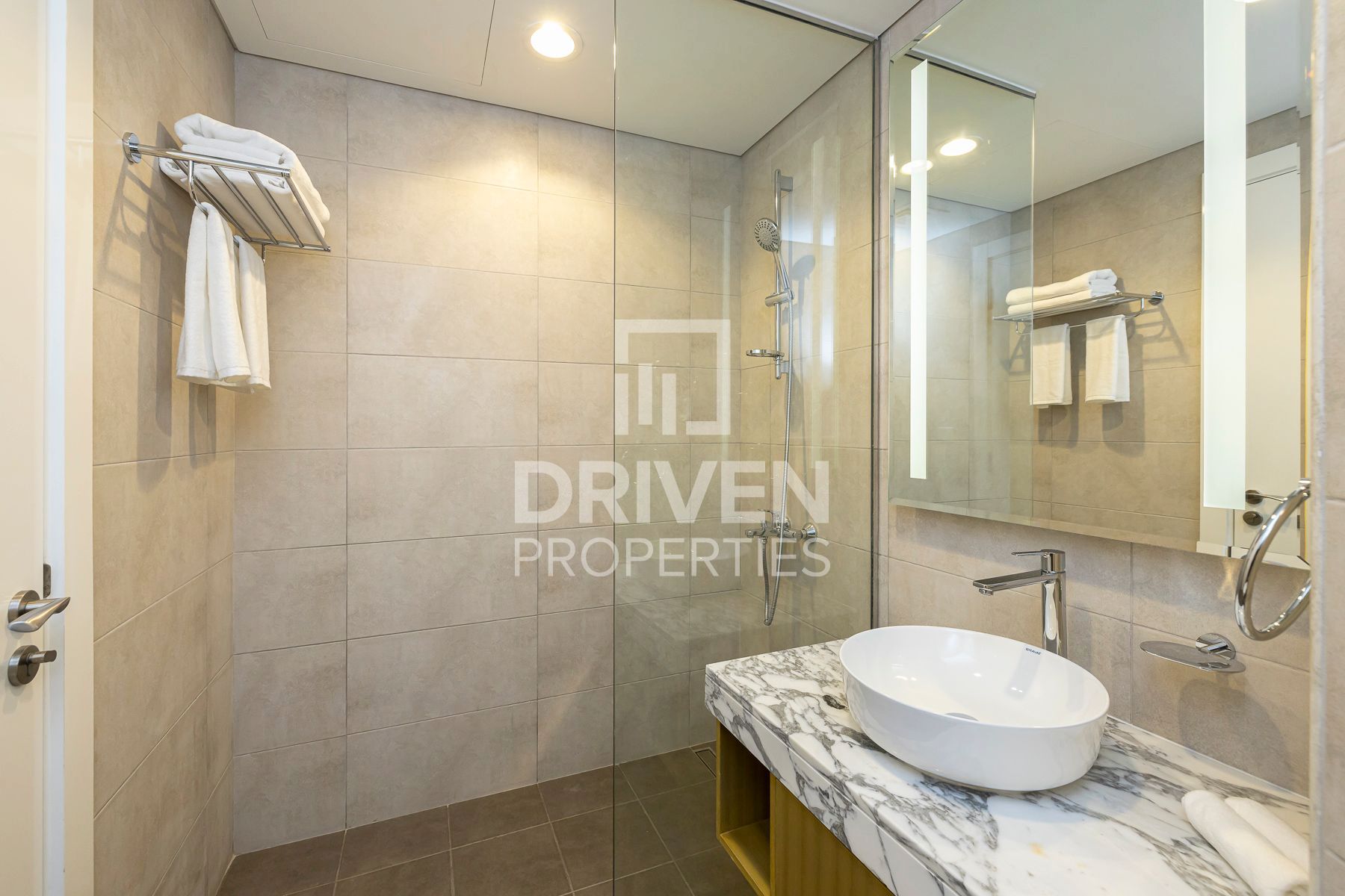 Modern Layout Elegant Unit Prime Location