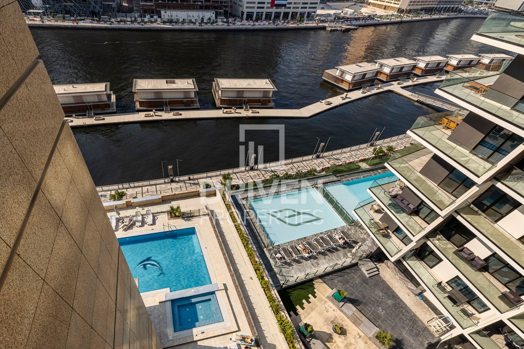 Prime Location Elegant Living Canal View