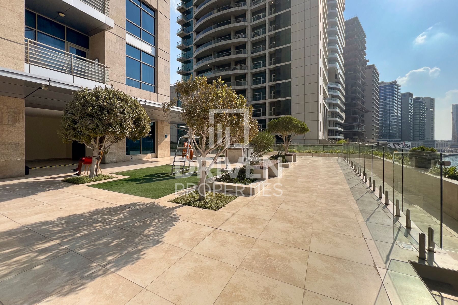 Prime Location Elegant Living Canal View