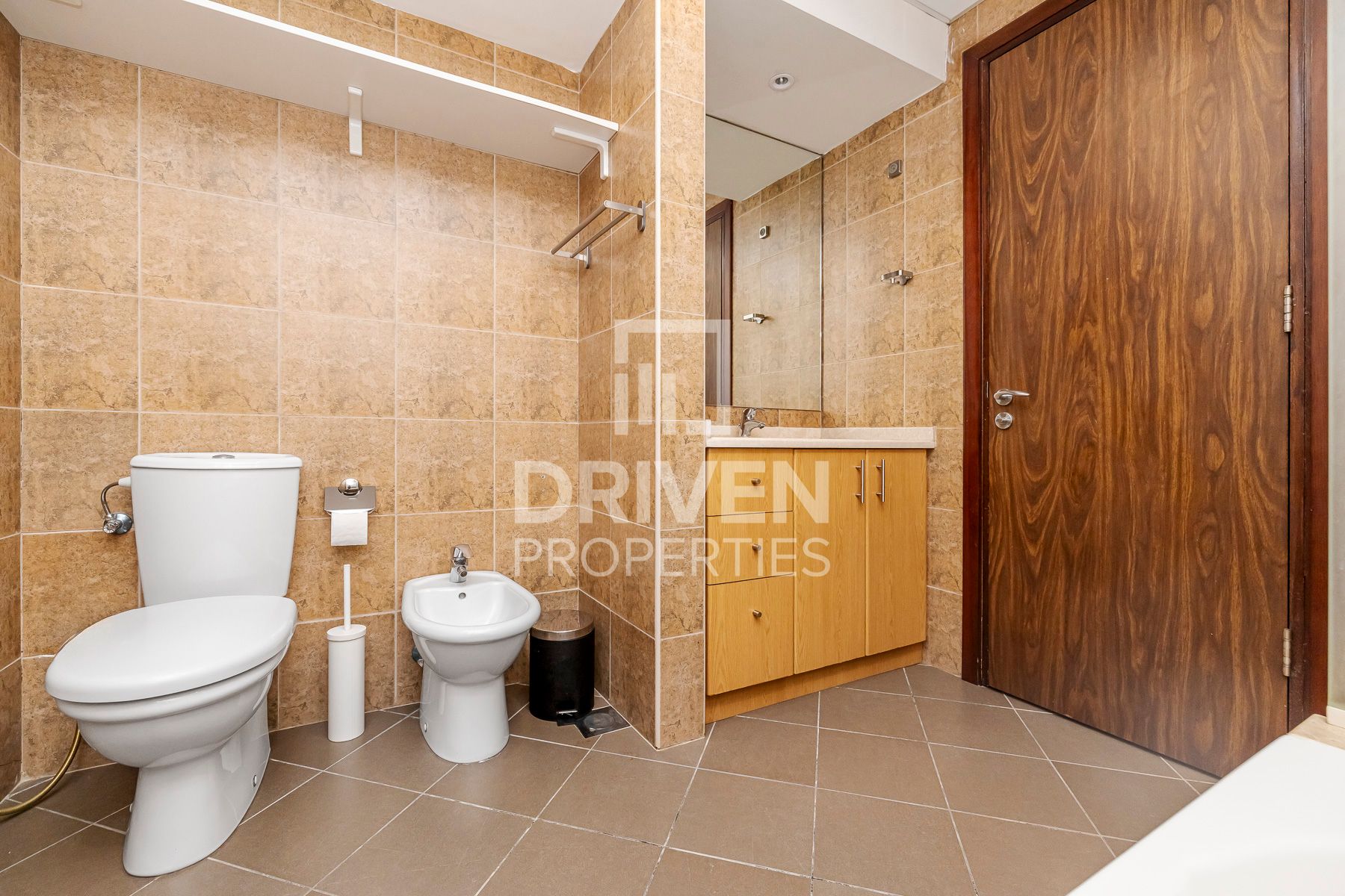 Prime Location Elegant Living Canal View