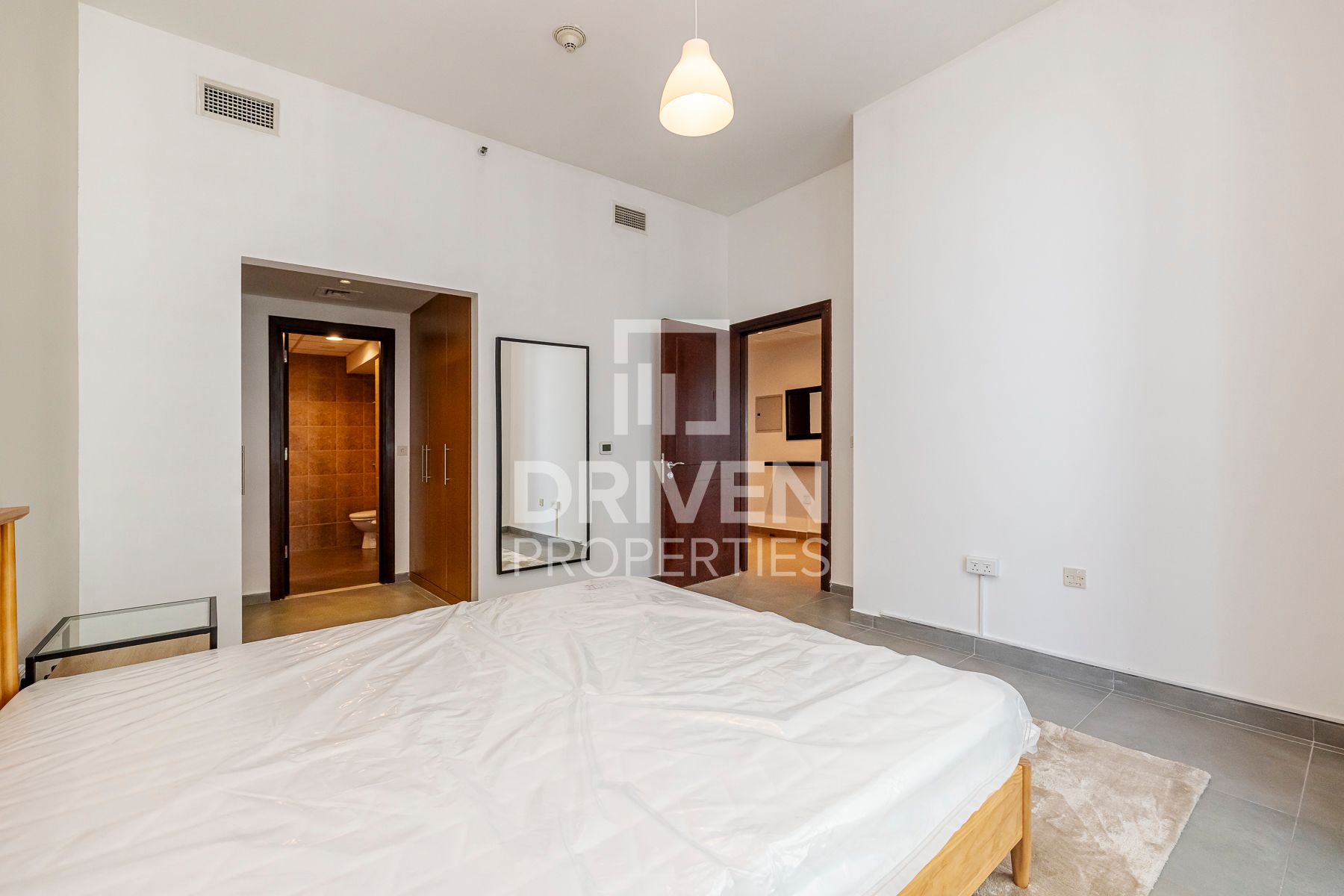 Prime Location Elegant Living Canal View