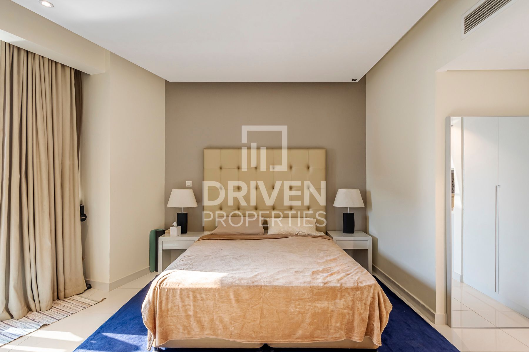 Great Location Elegant Unit with Modern Layout