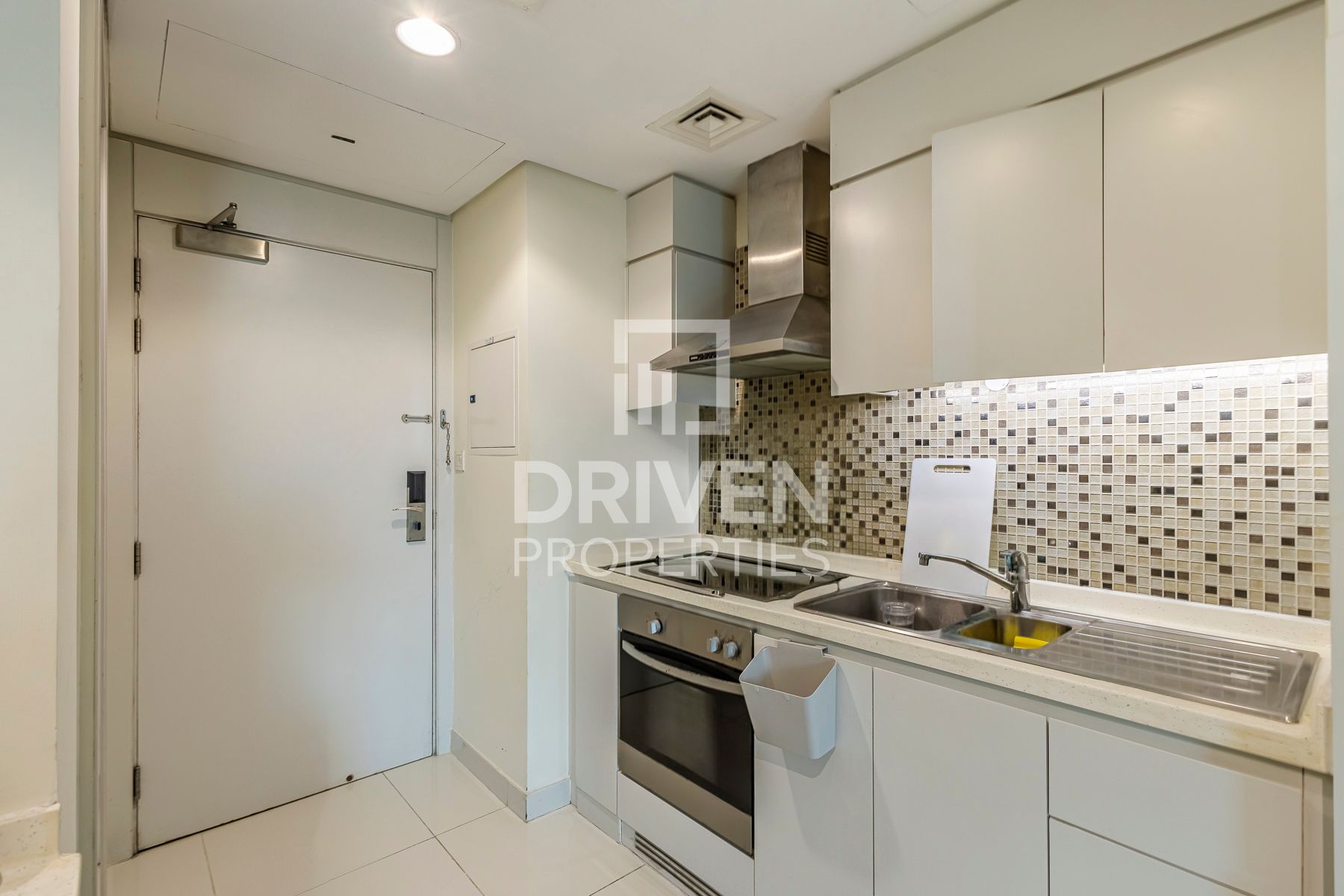 Great Location Elegant Unit with Modern Layout