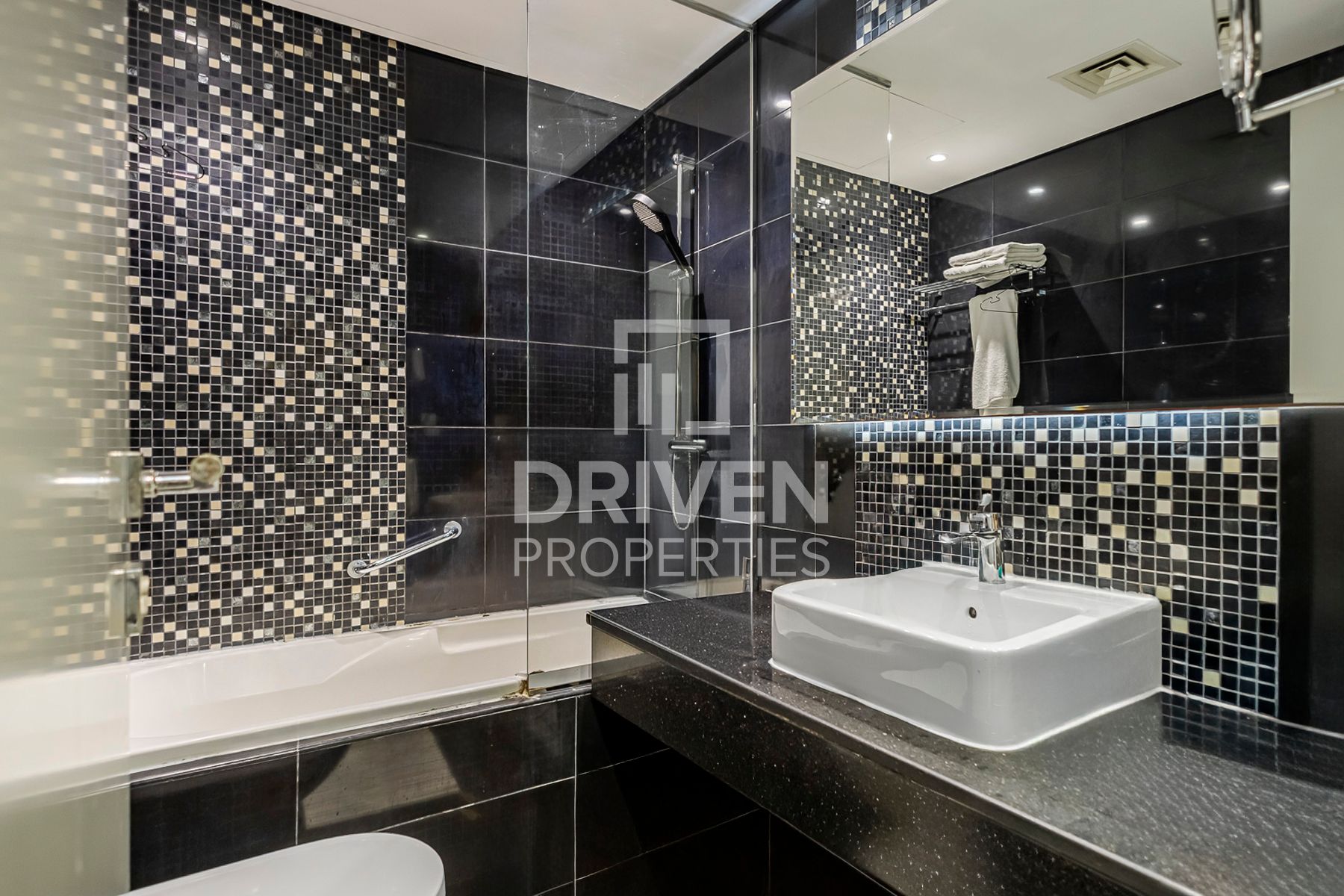 Great Location Elegant Unit with Modern Layout