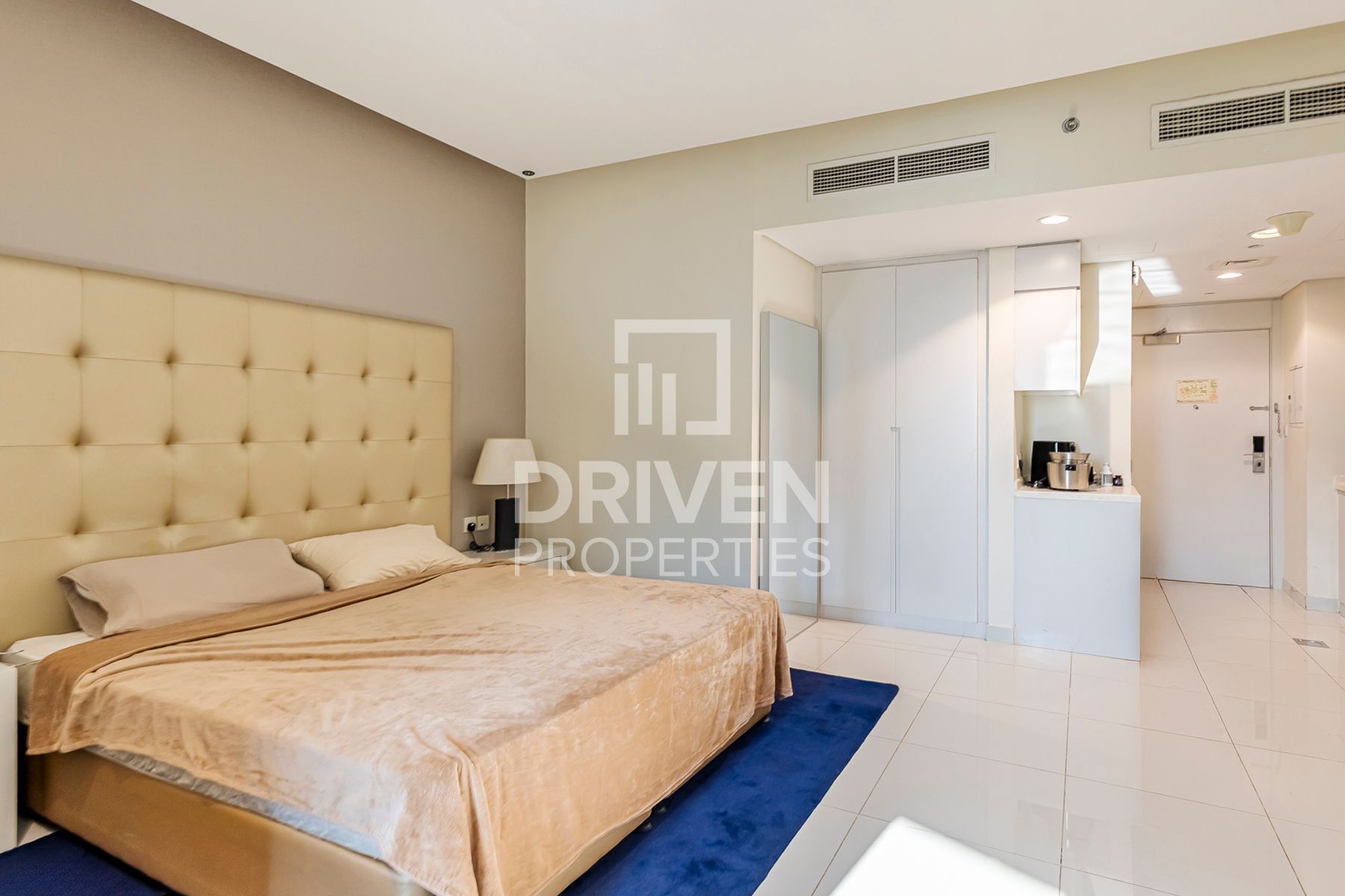 Great Location Elegant Unit with Modern Layout