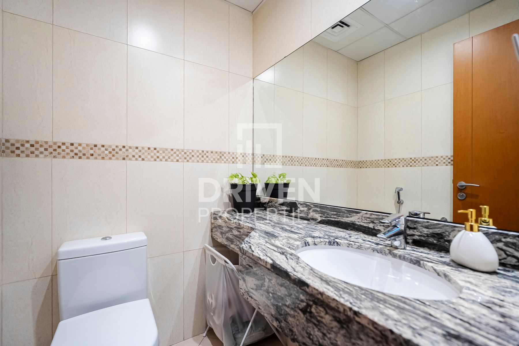 Bright Unit Skyline View Beautifully Furnished