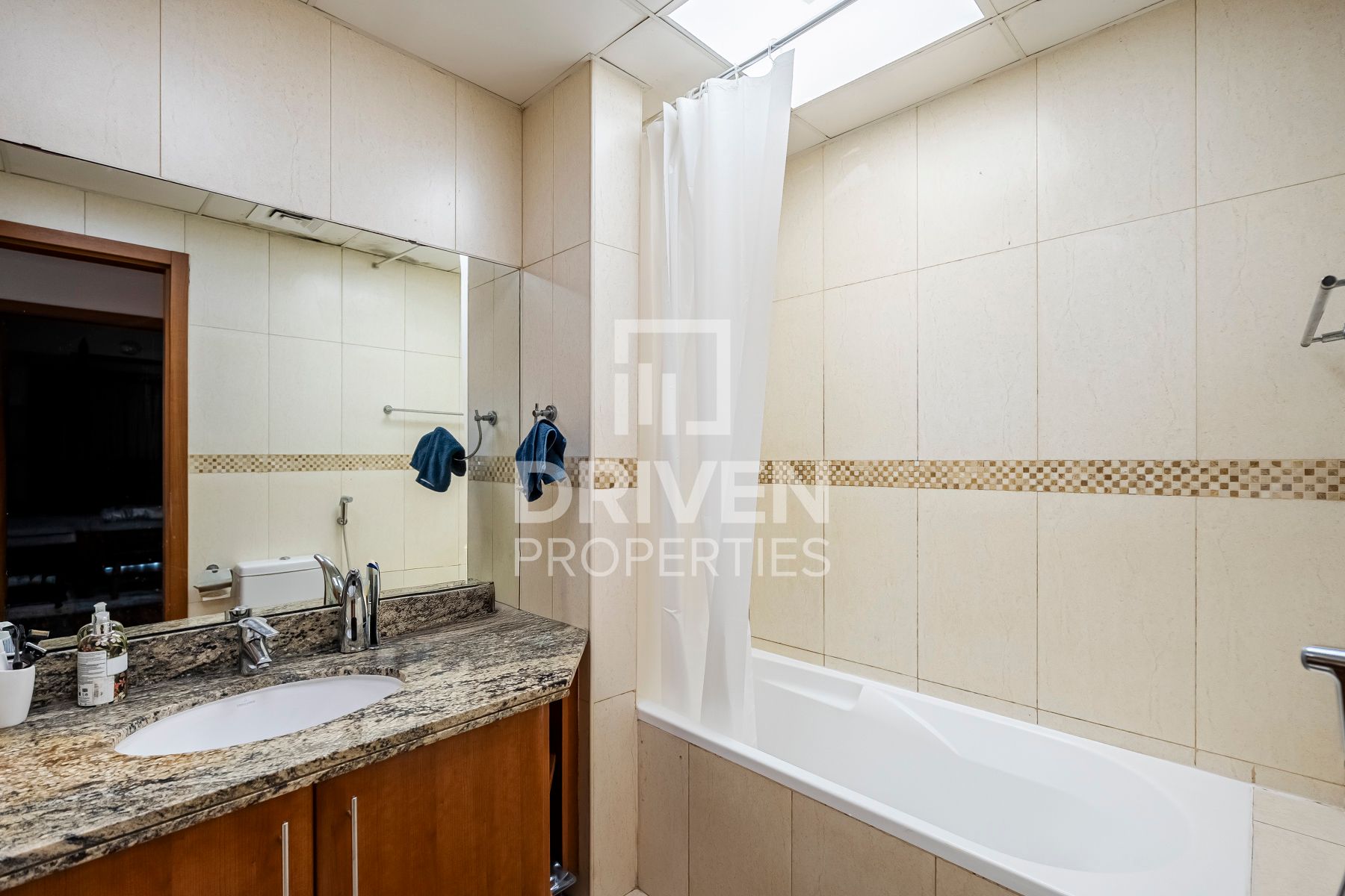 Bright Unit Skyline View Beautifully Furnished