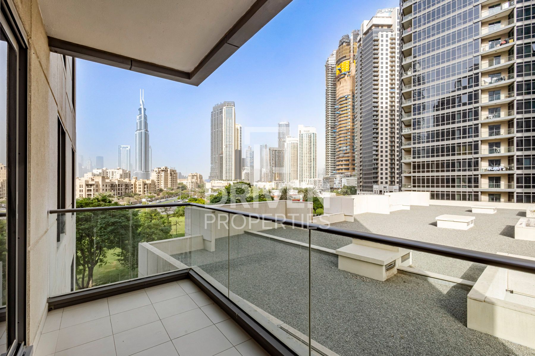 Elegant Unit Pool View Prime Downtown Living