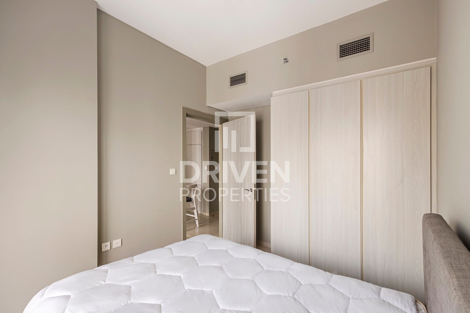 Amazing Canal View High Floor Close to Metro