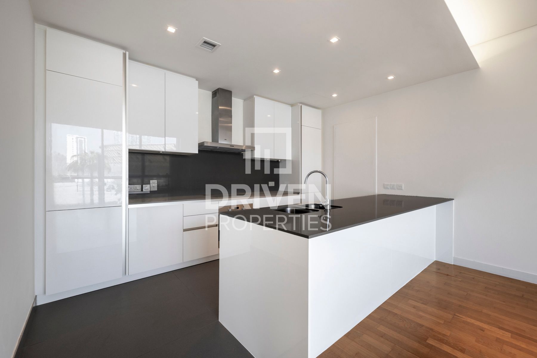 Coca-Cola Arena View Ready to move in Spacious