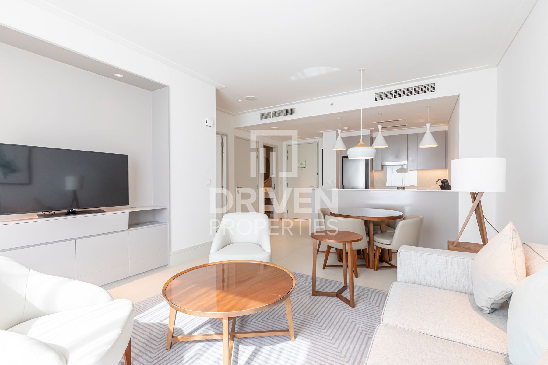 Canal View Prime Location Elegant Unit