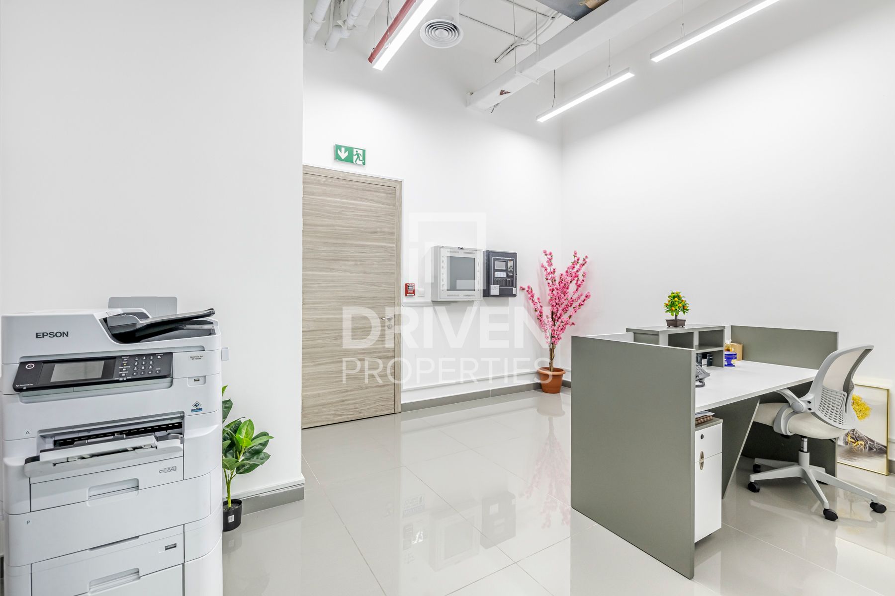 Prime Location Fully Furnished Vacant