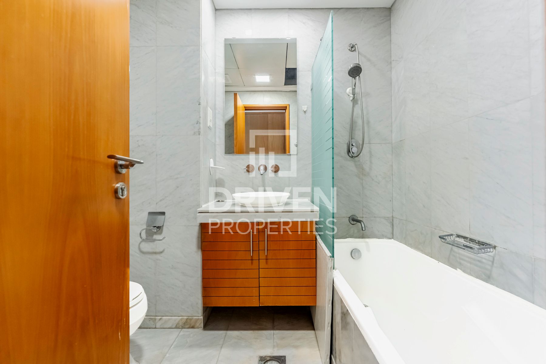 Large Layout Fully Furnished Upgraded