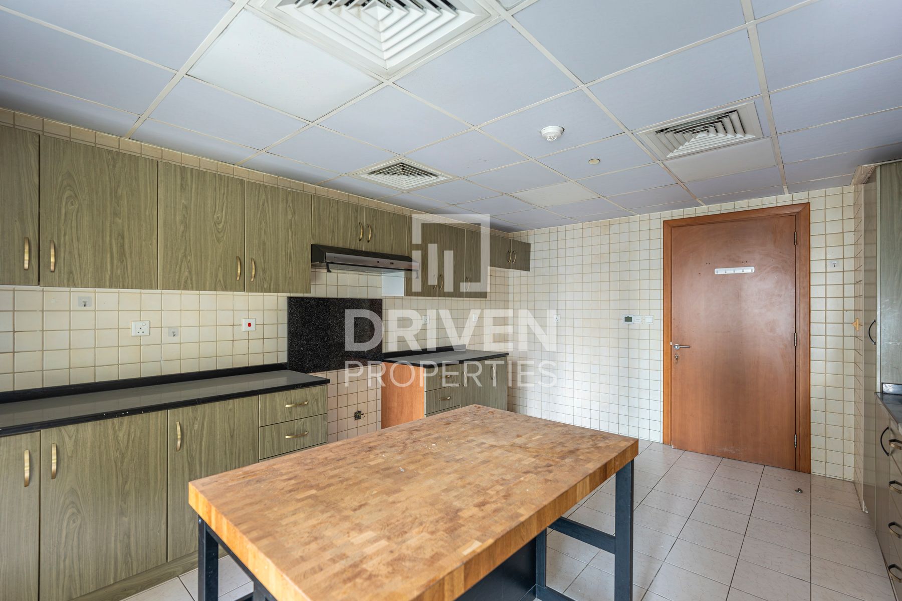 Huge Layout Ready to move in High Floor