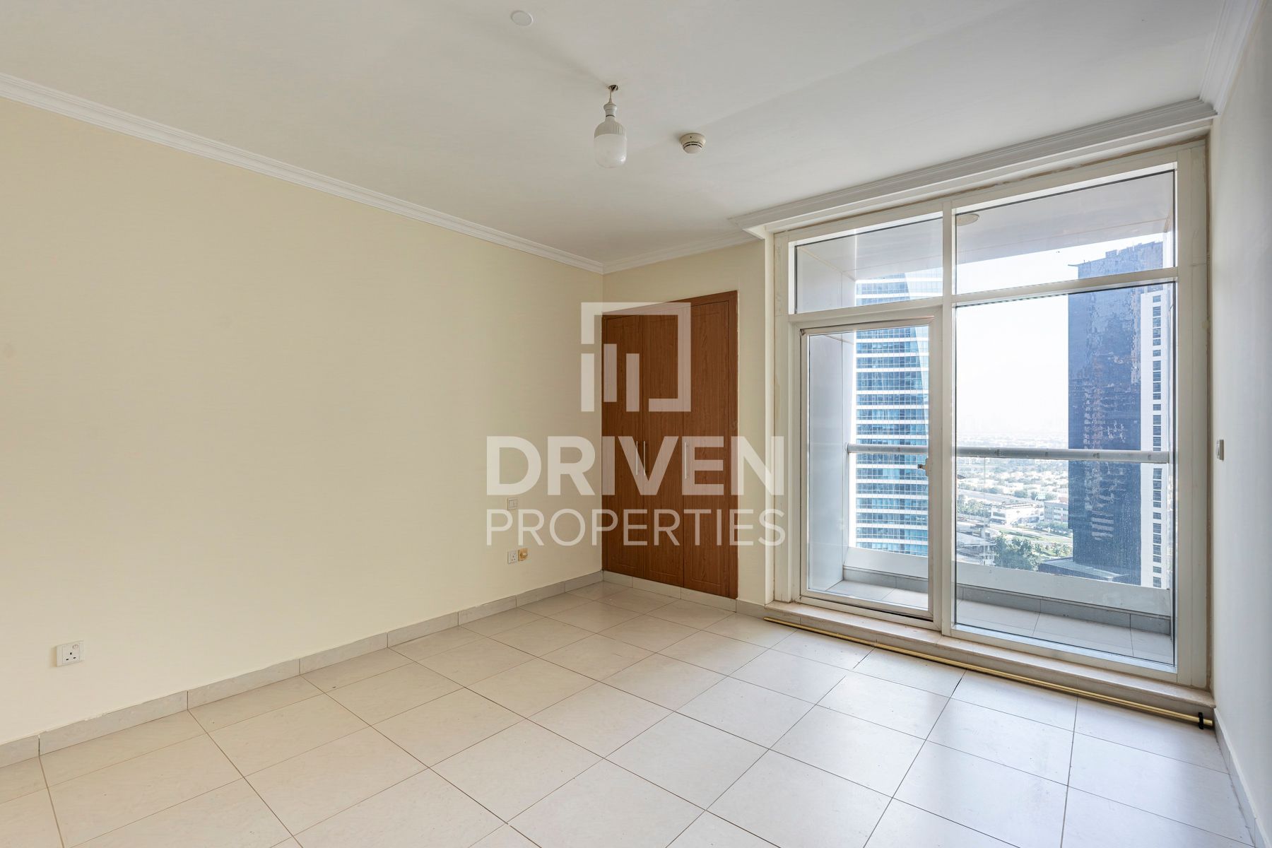 Huge Layout Ready to move in High Floor