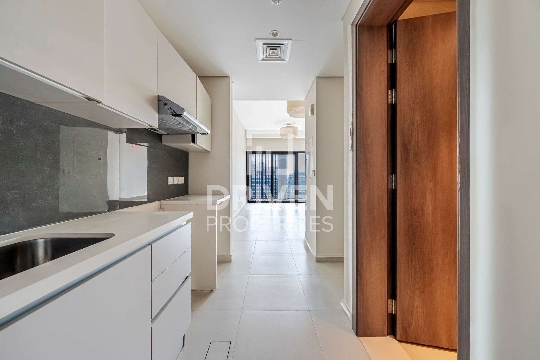 Spacious Studio Great Area Multiple Cheques