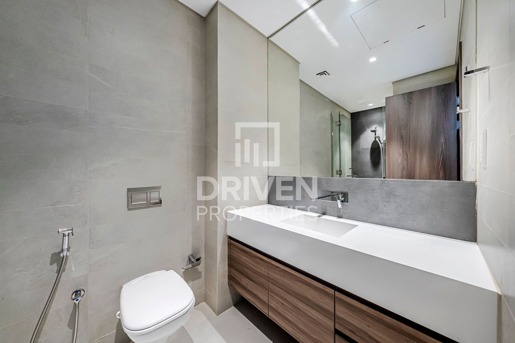 Spacious Studio Great Area Multiple Cheques