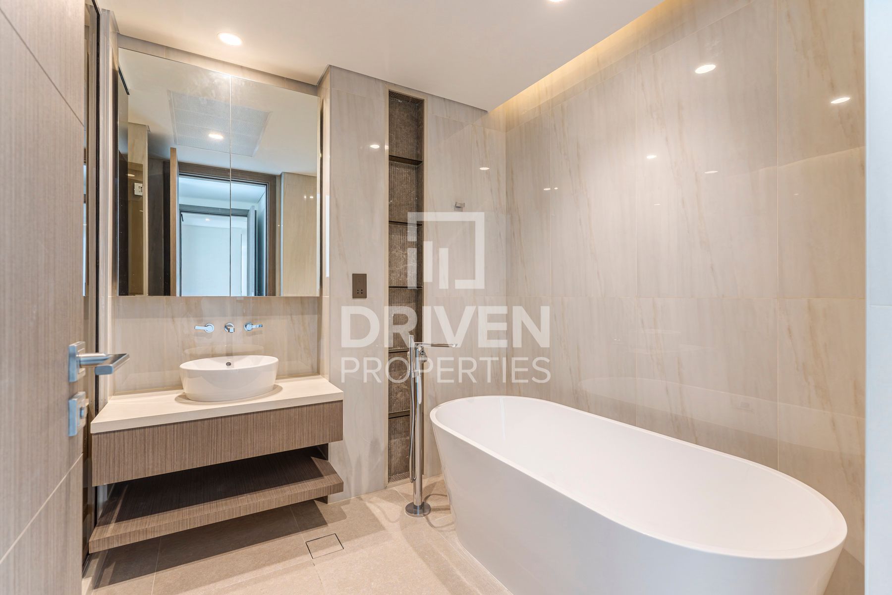 Unique Layout High Floor Canal and Burj View